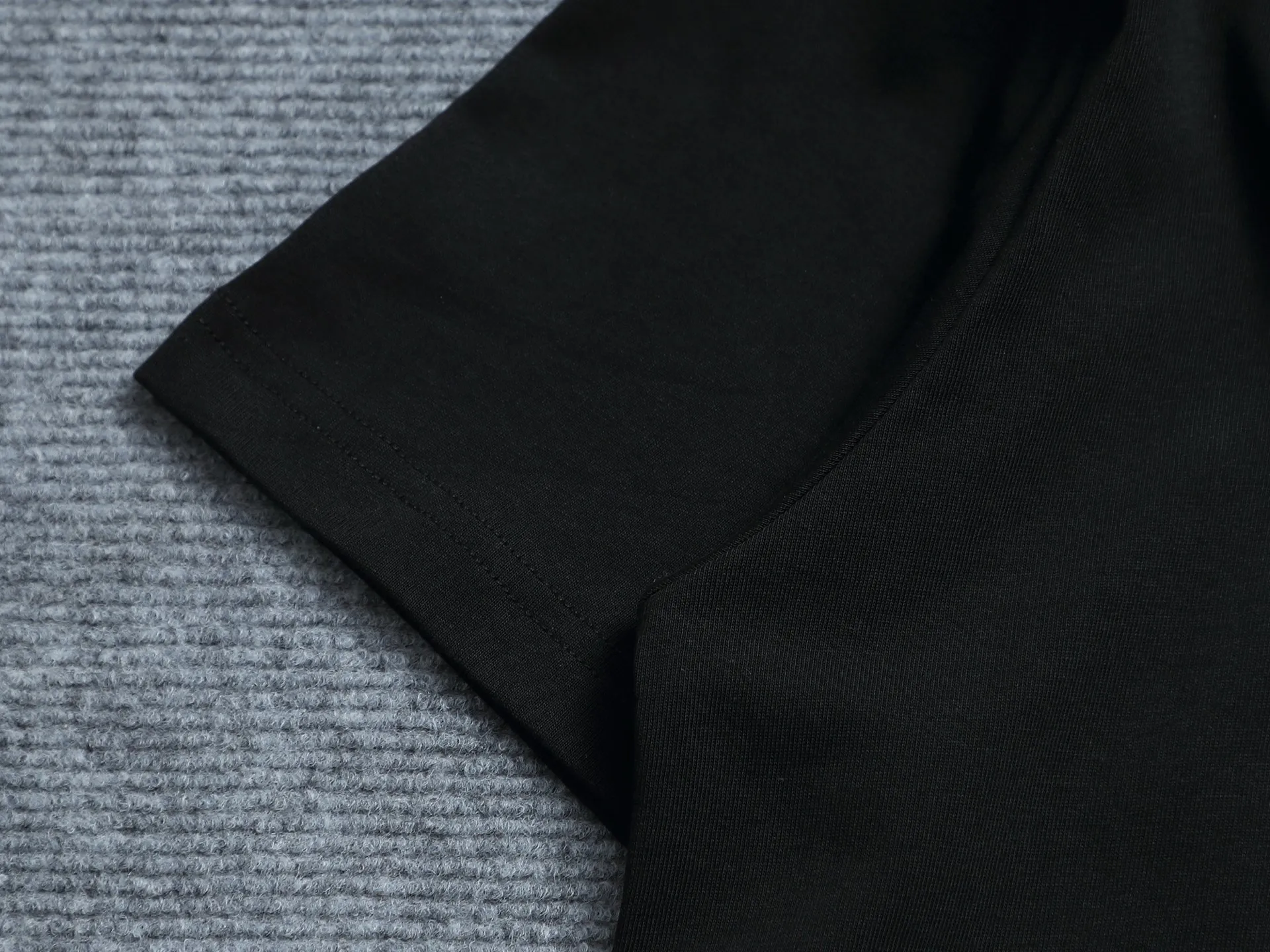 🅿️170 High-quality Louis LV. The small logo on it is full of high-end. Embroidered pattern T-shirt short-sleeved ZP feel. The embroidery is clear, full and delicate. Perfectly restored. Same style for men and women. Color: black. Size XS.S.M.L.